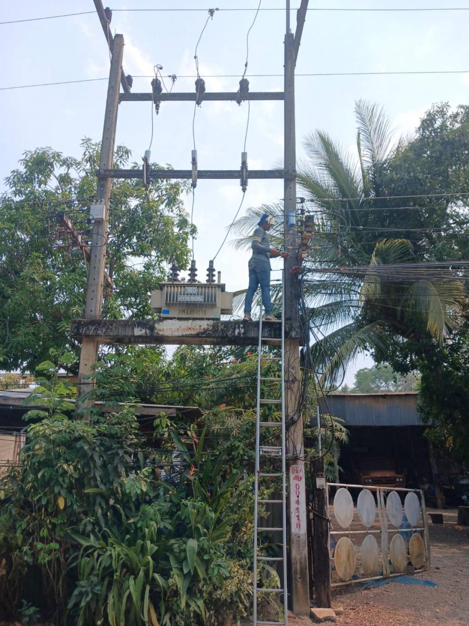  อบต.วังบาล ออกให้บริการสาธารณะซ่อมไฟส่องสว่างหมู่ที่ 10 