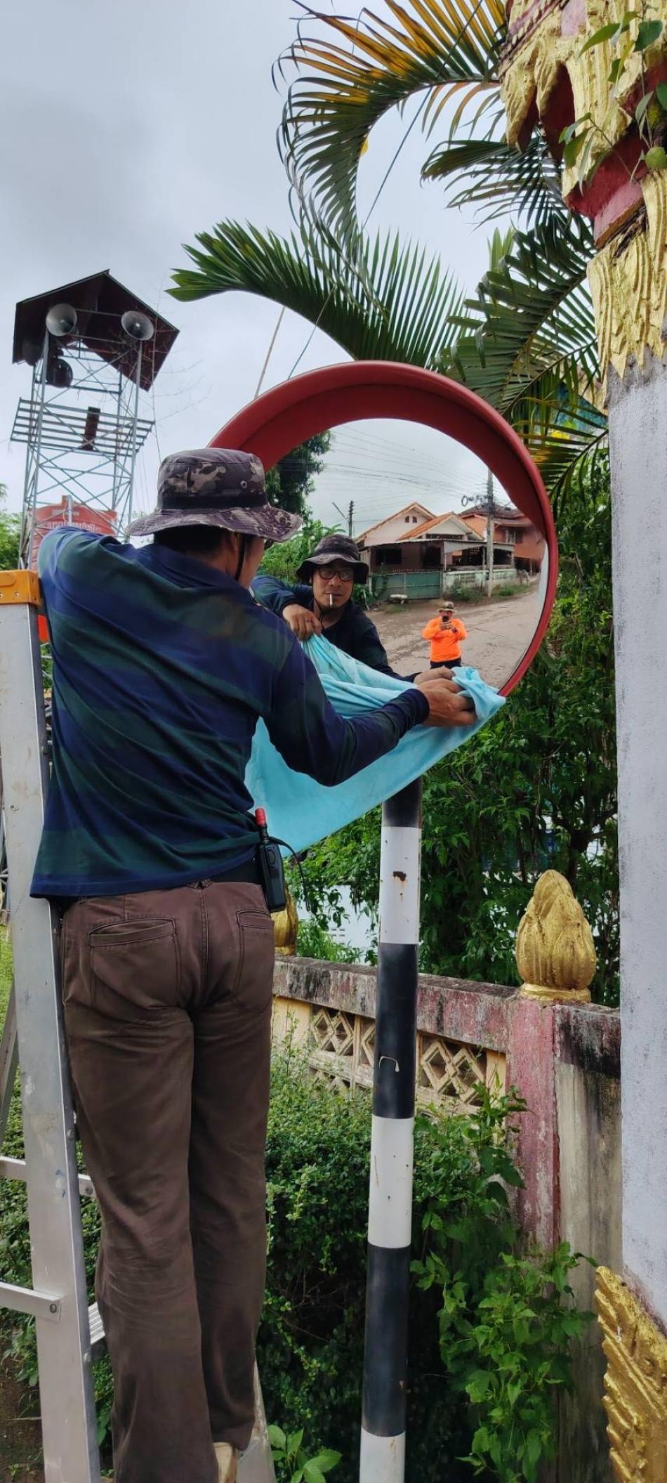 อบต.วังบาล ดำเนินการเปลี่ยนกระจกโค้งจราจรที่ชำรุดในพื้นที่หมู่ที่ 5
