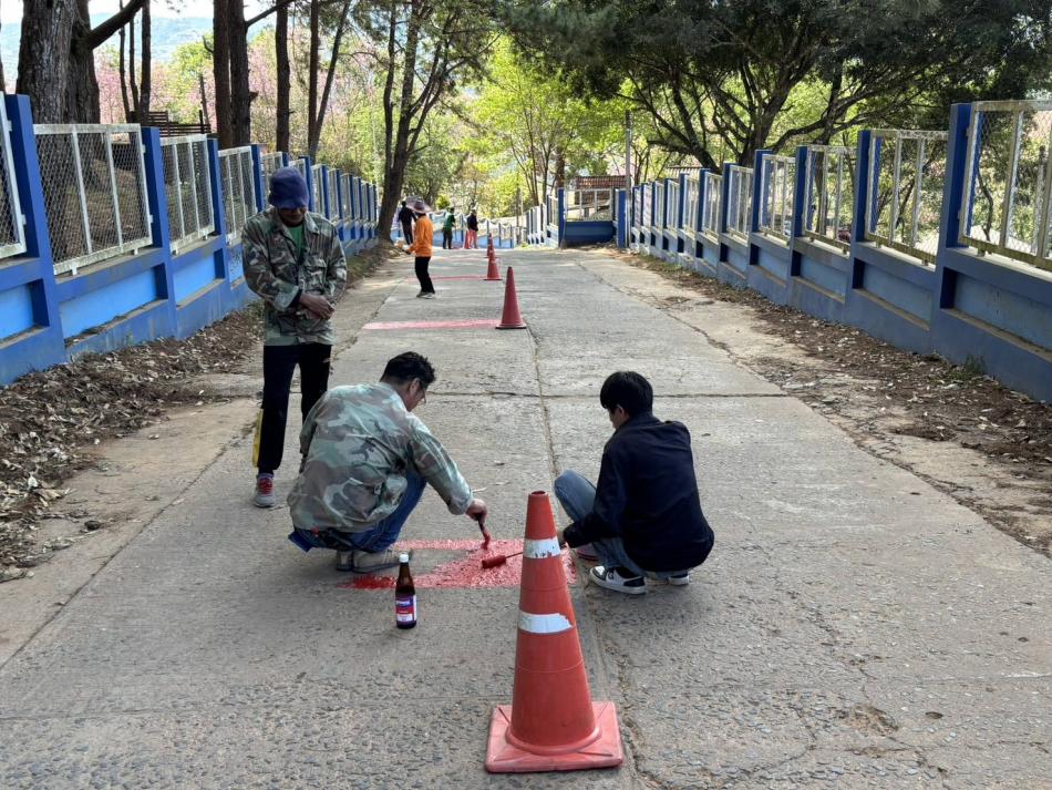 อบต.วังบาล ดำเนินการทาสีตีเส้นจราจรเพื่อเป็นสัญลักษณ์เตือนผู้ใช้ถนน เพื่อความปลอดภัยบริเวณโรงเรียนบ้านทับเบิก