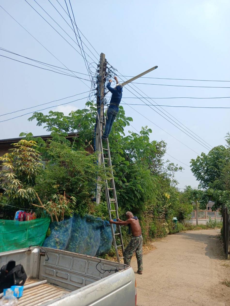 อบต.วังบาล ออกให้บริการสาธารณะซ่อมไฟส่องสว่างหมู่ที่ 8 และหมู่ที่ 11