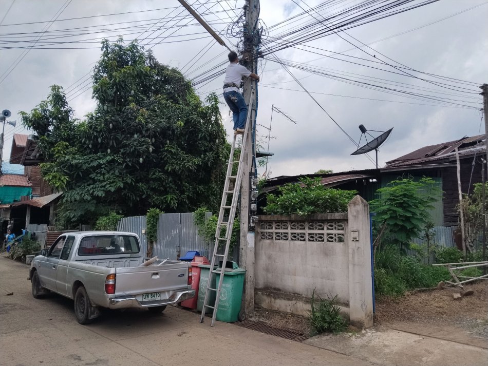 อบต.วังบาล ออกให้บริการสาธารณะซ่อมไฟส่องสว่างหมู่ที่ 2